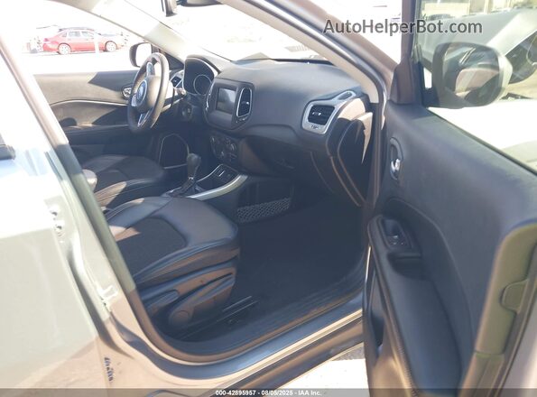 3C4NJCBB9MT604710 2021 JEEP COMPASS Silver Front interior view