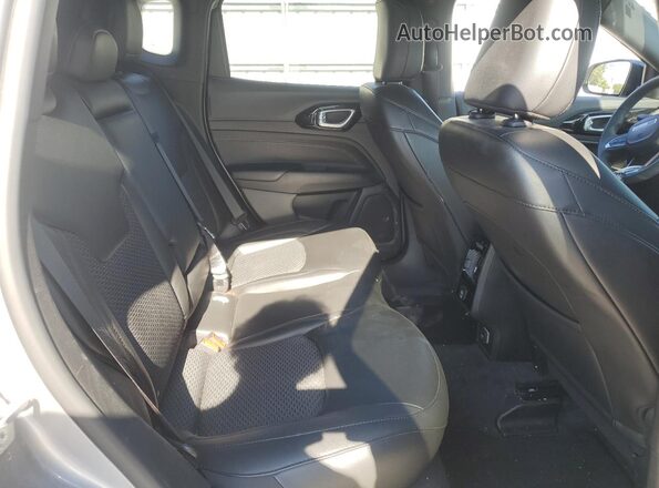 3C4NJDBB5NT228661 2022 JEEP COMPASS Silver Widok tylnych siedzeń