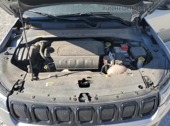 3C4NJDBB5NT228661 2022 JEEP COMPASS Silver Widok wnętrza z tyłu