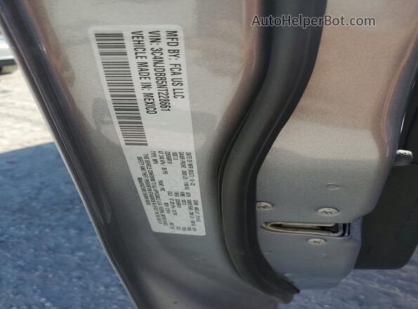 3C4NJDBB5NT228661 2022 JEEP COMPASS Silver Widok komory silnika