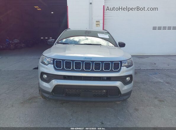 3C4NJDBNXST543798 2025 JEEP COMPASS Silver Instrument cluster view