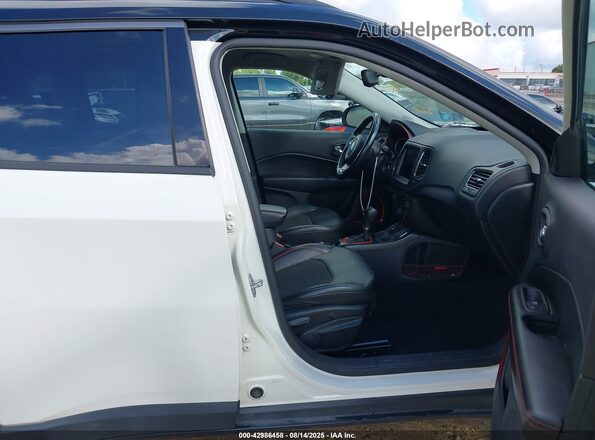 3C4NJDDB7LT189632 2020 JEEP COMPASS White Widok wnętrza z przodu