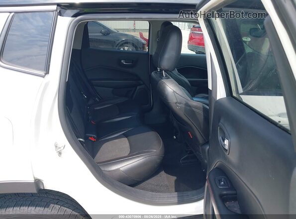 3C4NJDDB8LT163069 2020 JEEP COMPASS White VIN sticker view