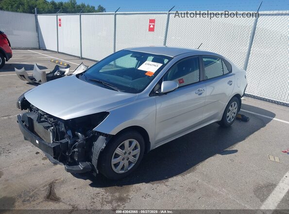 3KPA24AD9ME404127 2021 KIA RIO Silver Առջևի ձախ երեք քառորդ տեսարան