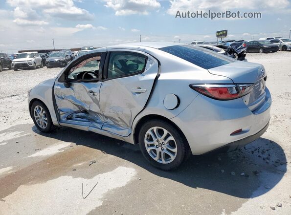 3MYDLBYV5JY327894 2018 TOYOTA YARIS Silver 