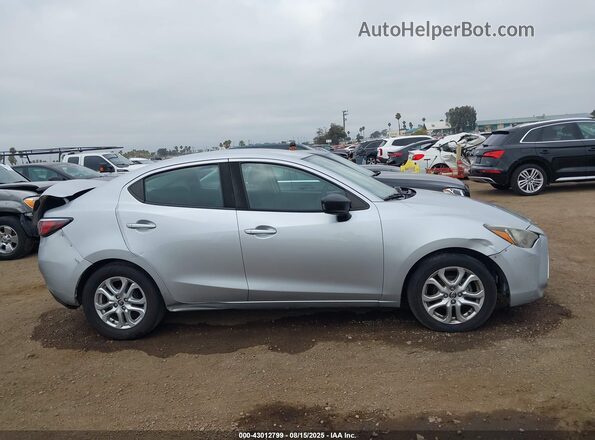 3MYDLBYV8JY331566 2018 TOYOTA YARIS IA Silver 