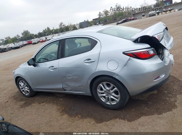 3MYDLBYV8JY331566 2018 TOYOTA YARIS IA Silver 