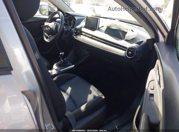 3MYDLBZVXGY100143 2016 TOYOTA SCION Серый Вид салона спереди