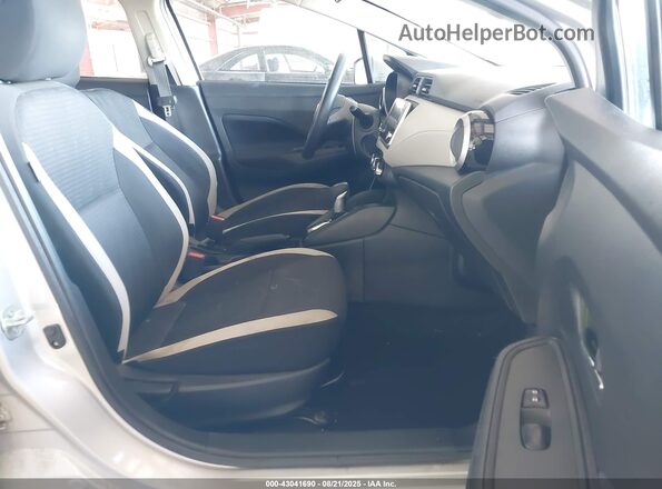 3N1CN8EV9ML868088 2021 NISSAN VERSA Silver Вид салону спереду