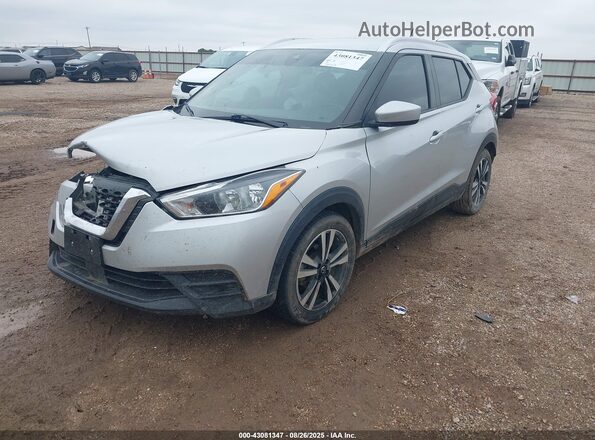 3N1CP5CV7LL496745 2020 NISSAN KICKS Silver წინა მარცხენა ხედი სამი მეოთხედიდან