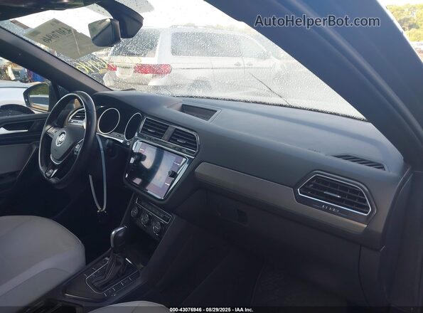 3VV3B7AX8MM138188 2021 VOLKSWAGEN TIGUAN Gray Front interior view