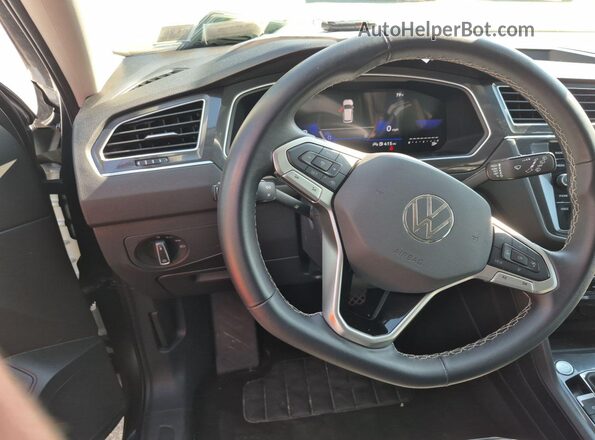 3VV3B7AX8RM086570 2024 VOLKSWAGEN TIGUAN  Vista del compartimento del motor