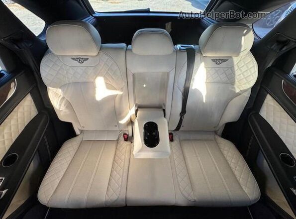 SJAAC2ZV1HC014037 2017 BENTLEY BENTAYGA Красный Вид задней части салона