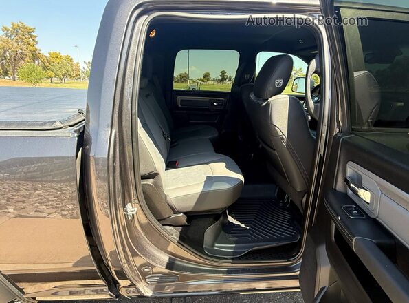 3C6TR5EJ3JG389562 2018 RAM 2500 Серый 