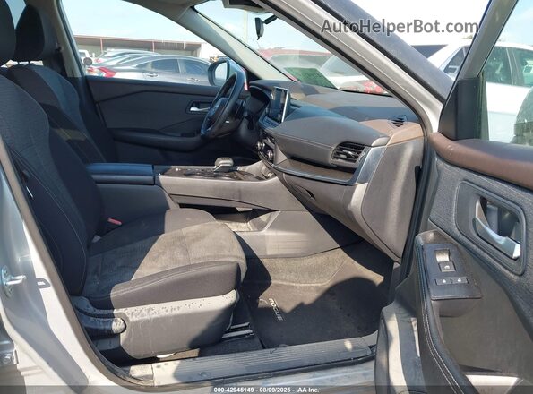 5N1BT3BA1PC891282 2023 NISSAN ROGUE Silver Вид салону спереду