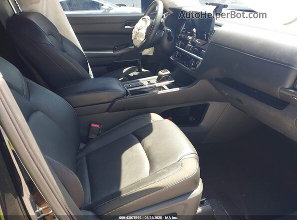 5N1DR3CB6PC247663 2023 NISSAN PATHFINDER Черный Вид салона спереди