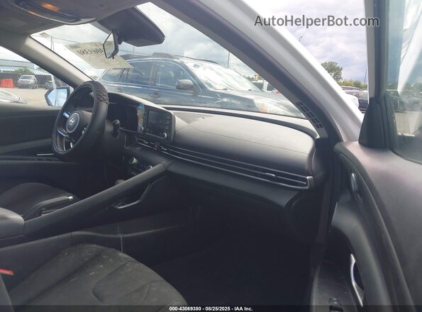 5NPLM4AG9MH020468 2021 HYUNDAI ELANTRA Белый Вид салона спереди