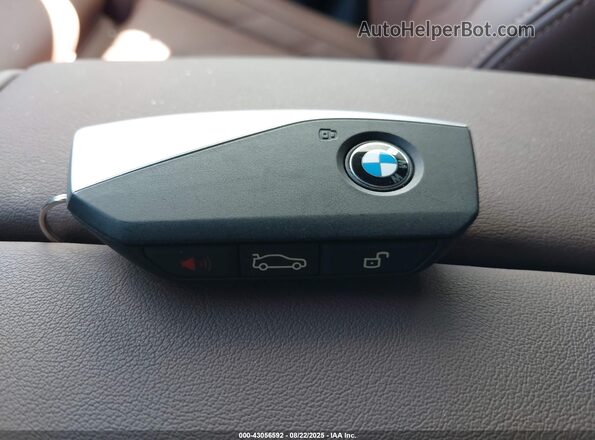 5UX23EU00R9V78243 2024 BMW X5 Teal Vista del salpicadero