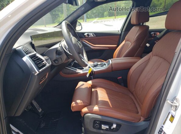 5UX33EM00S9X73981 2025 BMW X7 Белый Вид салона спереди