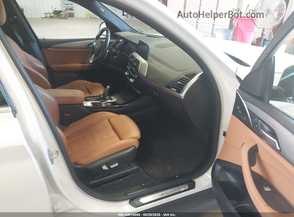 5UXTY3C04M9H92093 2021 BMW X3 White Front interior view