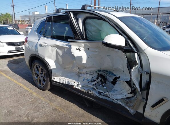 5UXTY3C07M9F05393 2021 BMW X3 White Front view