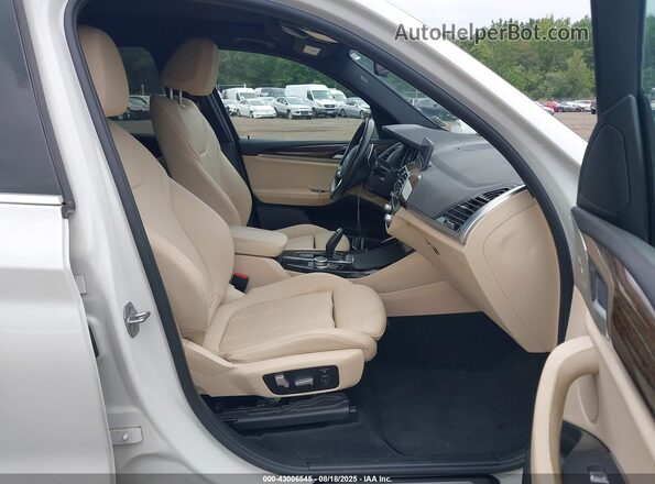 5UXTY5C06M9E01991 2021 BMW X3 White Widok wnętrza z przodu