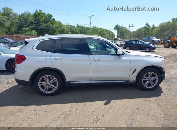 5UXTY5C06M9E01991 2021 BMW X3 White Widok wnętrza z tyłu