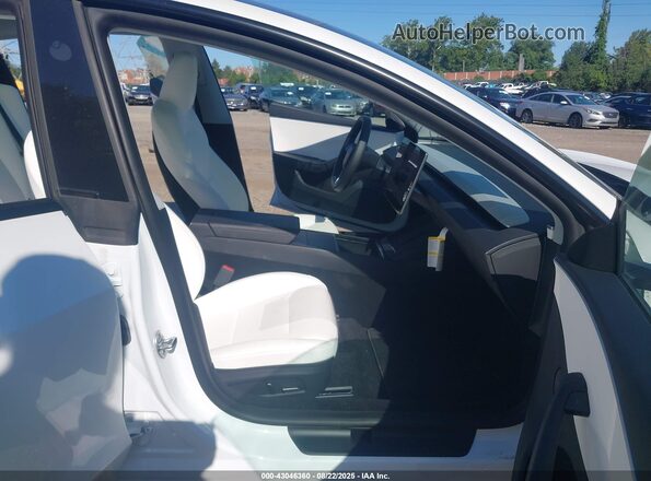 5YJ3E1EB1SF874831 2025 TESLA MODEL 3 White Вид салону спереду
