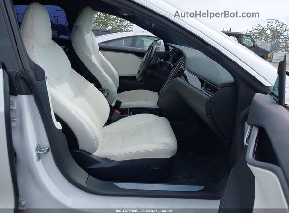 5YJSA1E44LF364385 2020 TESLA MODEL S Белый Вид салона спереди
