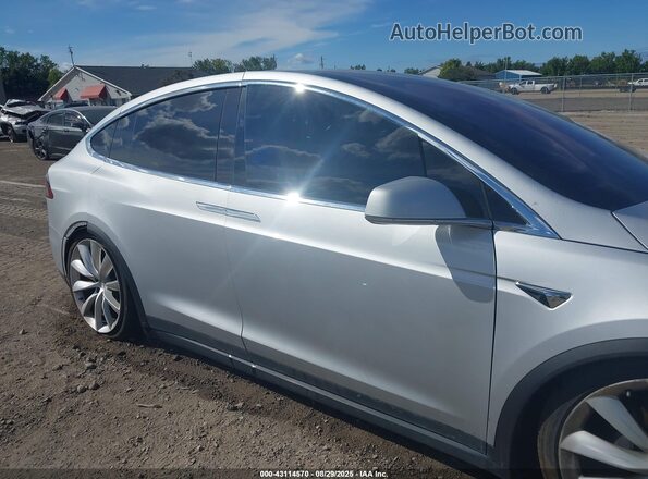 5YJXCAE2XHF048804 2017 TESLA MODEL X Серебряный Панорамный вид салона 360°