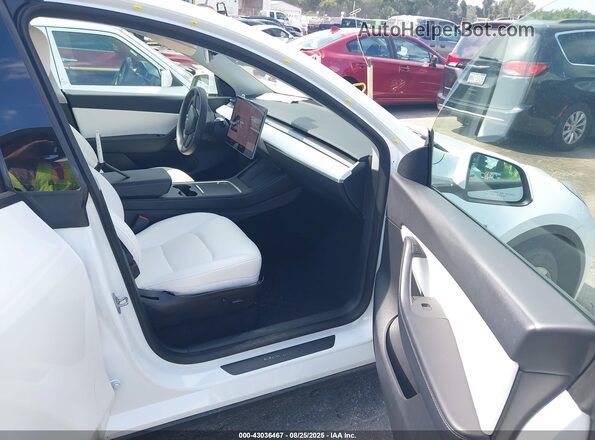 5YJYGAEE5MF205149 2021 TESLA MODEL Y White Front interior view