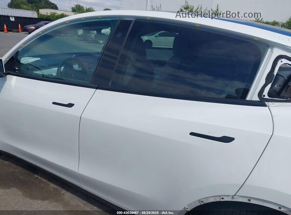 5YJYGAEE5MF205149 2021 TESLA MODEL Y White Rear interior view