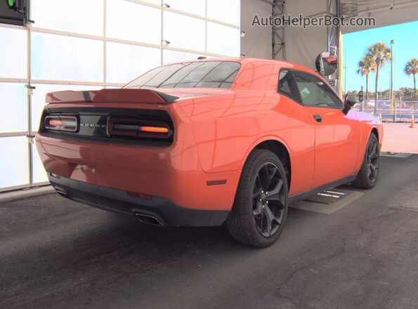 2C3CDZAG8JH235930 2018 DODGE CHALLENGER Оранжевый 