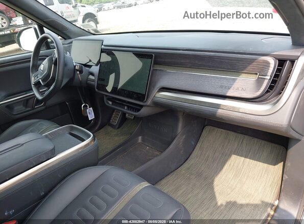 7FCTGAAA4PN023777 2023 RIVIAN R1T Light Blue Vista interior delantera