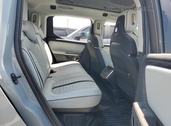 7FCTGAAA8NN011533 2022 RIVIAN R1T Gray Հետևի նստատեղերի տեսք