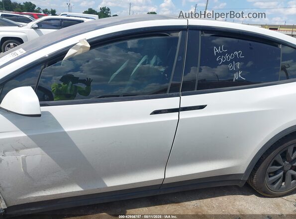 7SAXCBE65PF418602 2023 TESLA MODEL X White Widok wnętrza z tyłu