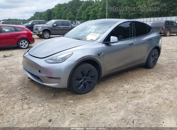 7SAYGDED0SA345552 2025 TESLA MODEL Y Gray Առջևի ձախ երեք քառորդ տեսարան