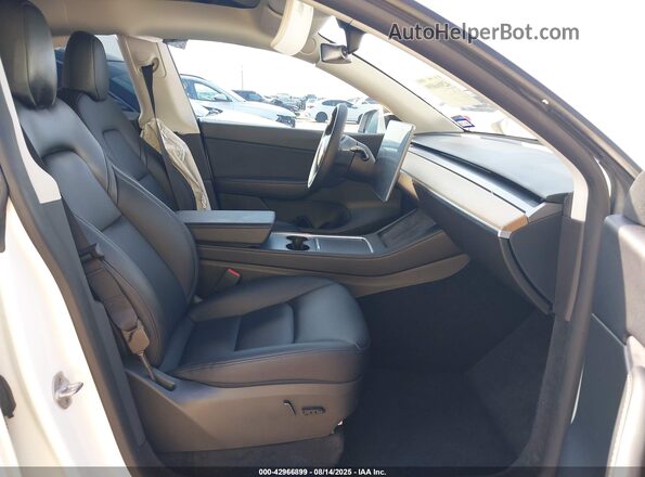 7SAYGDEE1NA003346 2022 TESLA MODEL Y Белый Вид салона спереди