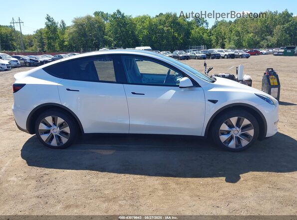 7SAYGDEE3PF798535 2023 TESLA MODEL Y White Widok wnętrza z tyłu