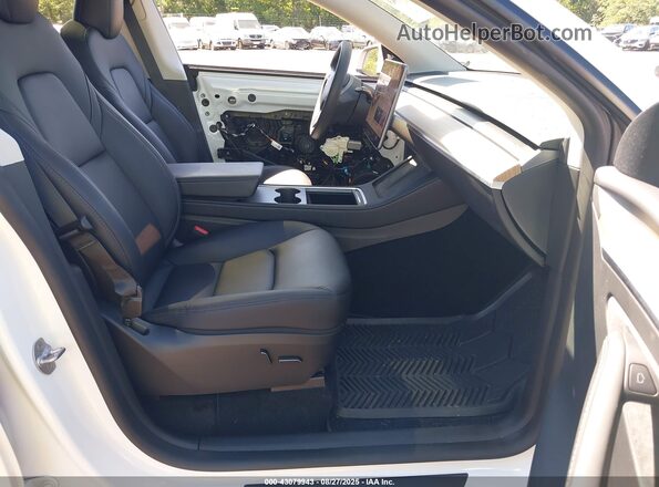 7SAYGDEE3PF798535 2023 TESLA MODEL Y White Widok wnętrza z przodu