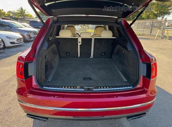 SJAAC2ZV1HC014037 2017 BENTLEY BENTAYGA Красный Вид салона спереди