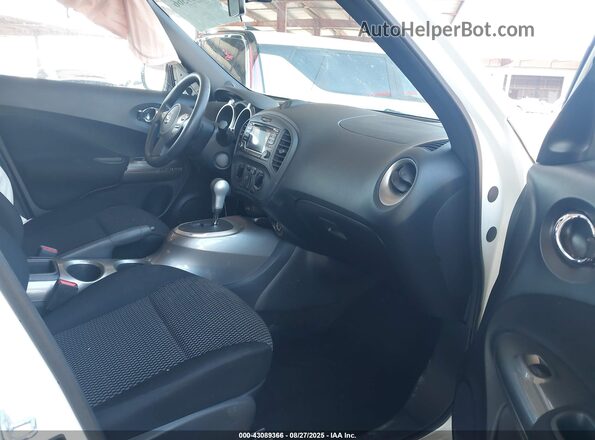 JN8AF5MV6HT752399 2017 NISSAN JUKE Белый Вид салона спереди