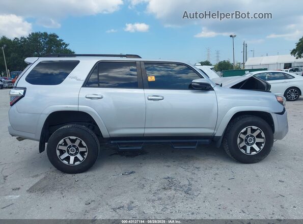 JTERU5JR4M5940263 2021 TOYOTA 4RUNNER Silver Widok wnętrza z tyłu