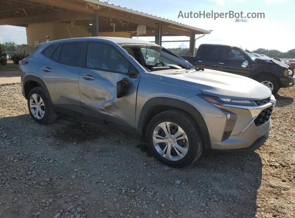 KL77LFE22RC027227 2024 CHEVROLET TRAX Серый Передняя правая четверть