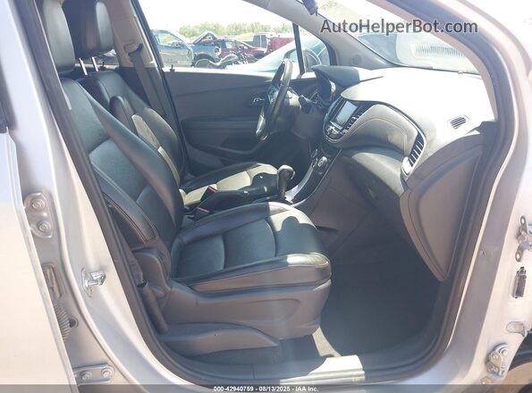 KL7CJPSB2MB357527 2021 CHEVROLET TRAX Silver Вид салону спереду