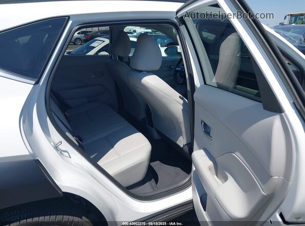 KM8HECA34RU098319 2024 HYUNDAI KONA White VIN კოდის სტიკერის ხედი