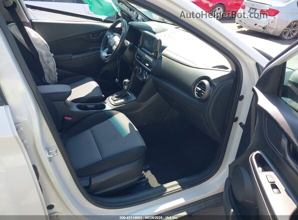 KM8K22AA3LU398061 2020 HYUNDAI KONA Белый Вид салона спереди