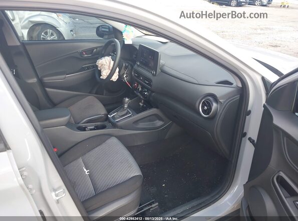 KM8K22AB2NU782229 2022 HYUNDAI KONA Серый Вид салона спереди