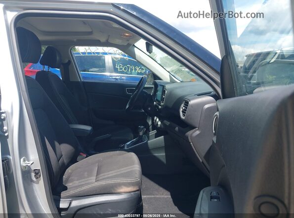 KMHRC8A3XNU201499 2022 HYUNDAI VENUE Серебряный Вид салона спереди