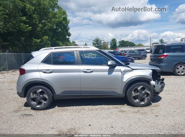 KMHRC8A3XNU201499 2022 HYUNDAI VENUE Серебряный Вид задней части салона